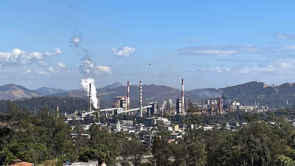 Fábrica da Usiminas vista do bairro Cidade Nova, em Ipatinga (MG)